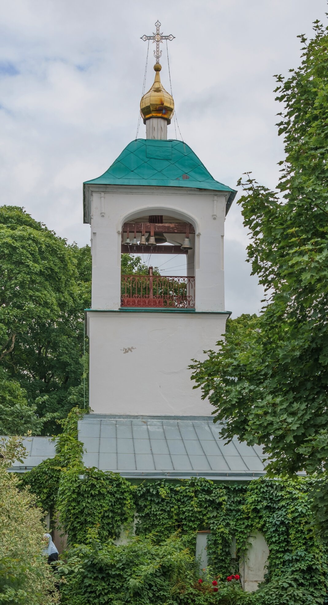 Колокольня Снетогорского монастыря – древняя звонница на берегу Великой