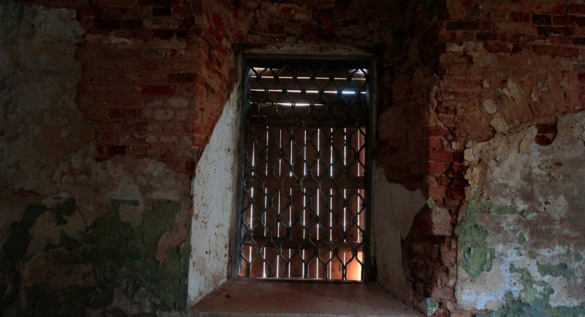 Окно Церкви Спаса Нерукотворного Образа в Новой Ладоге