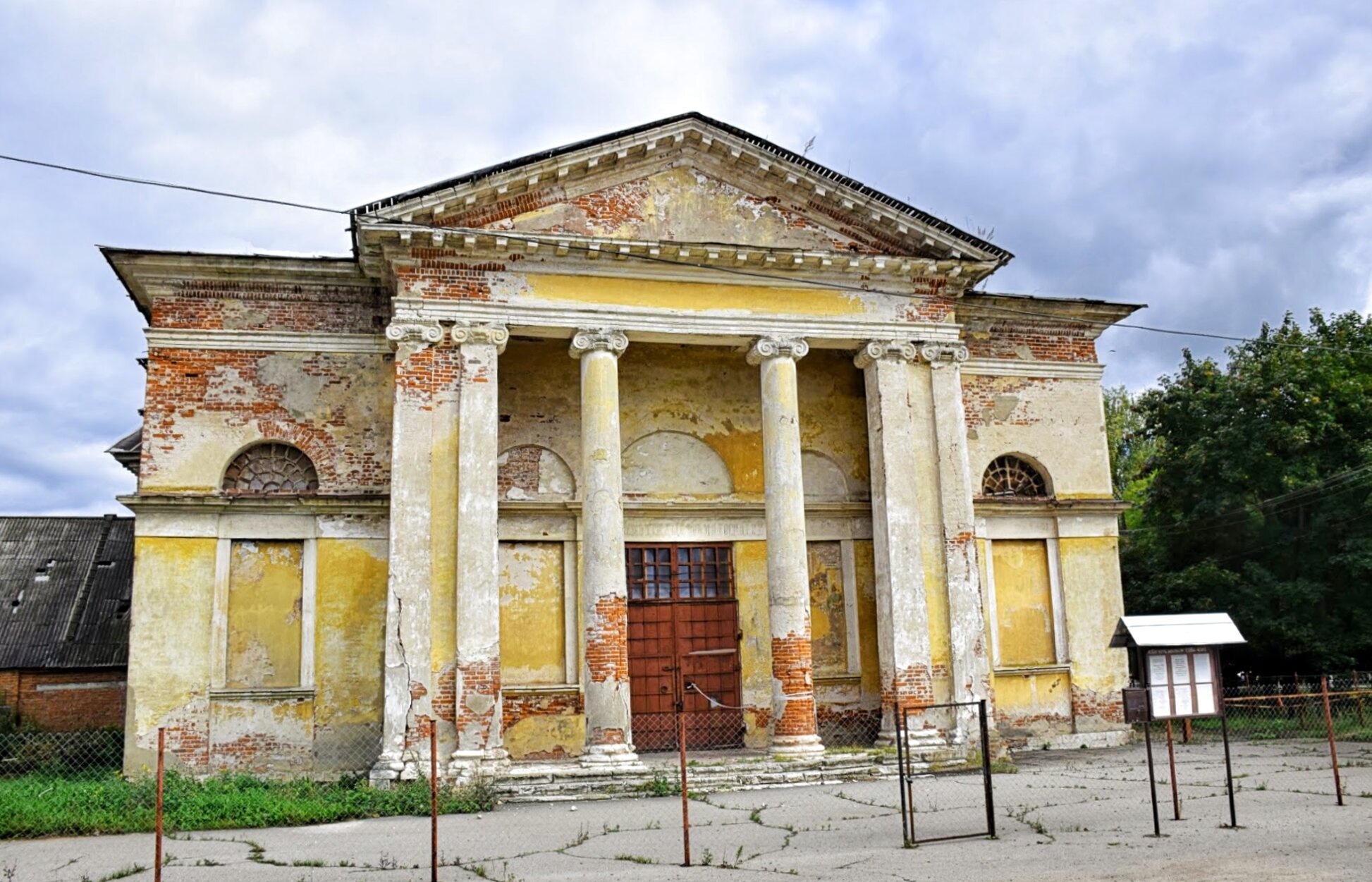 Церковь Казанской иконы Божией Матери в селе Дединово