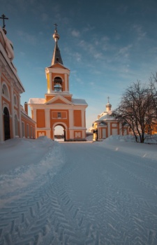 Колокольня Введено-Оятского женского монастыря в зимнем убранстве