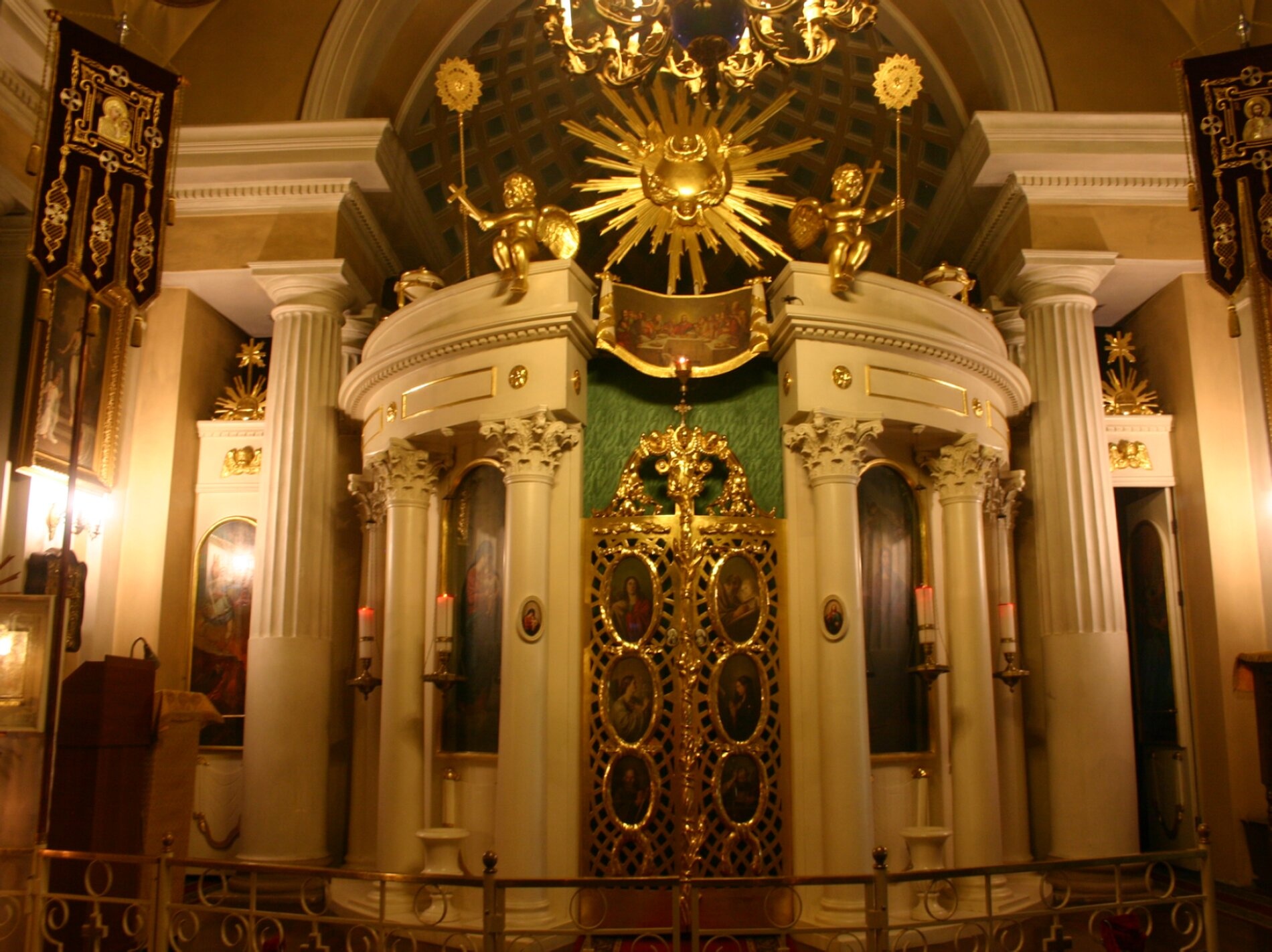 Иконостас храма Святой Великомученицы Екатерины в Мурино