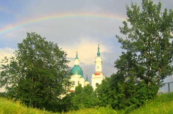 Екатерининский собор в Кингисеппе с радугой