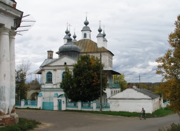 Троицко-Знаменская церковь в поселке Лежнево