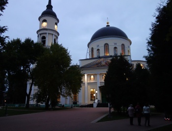 Свято-Троицкий кафедральный собор в Калуге в вечерней подсветке