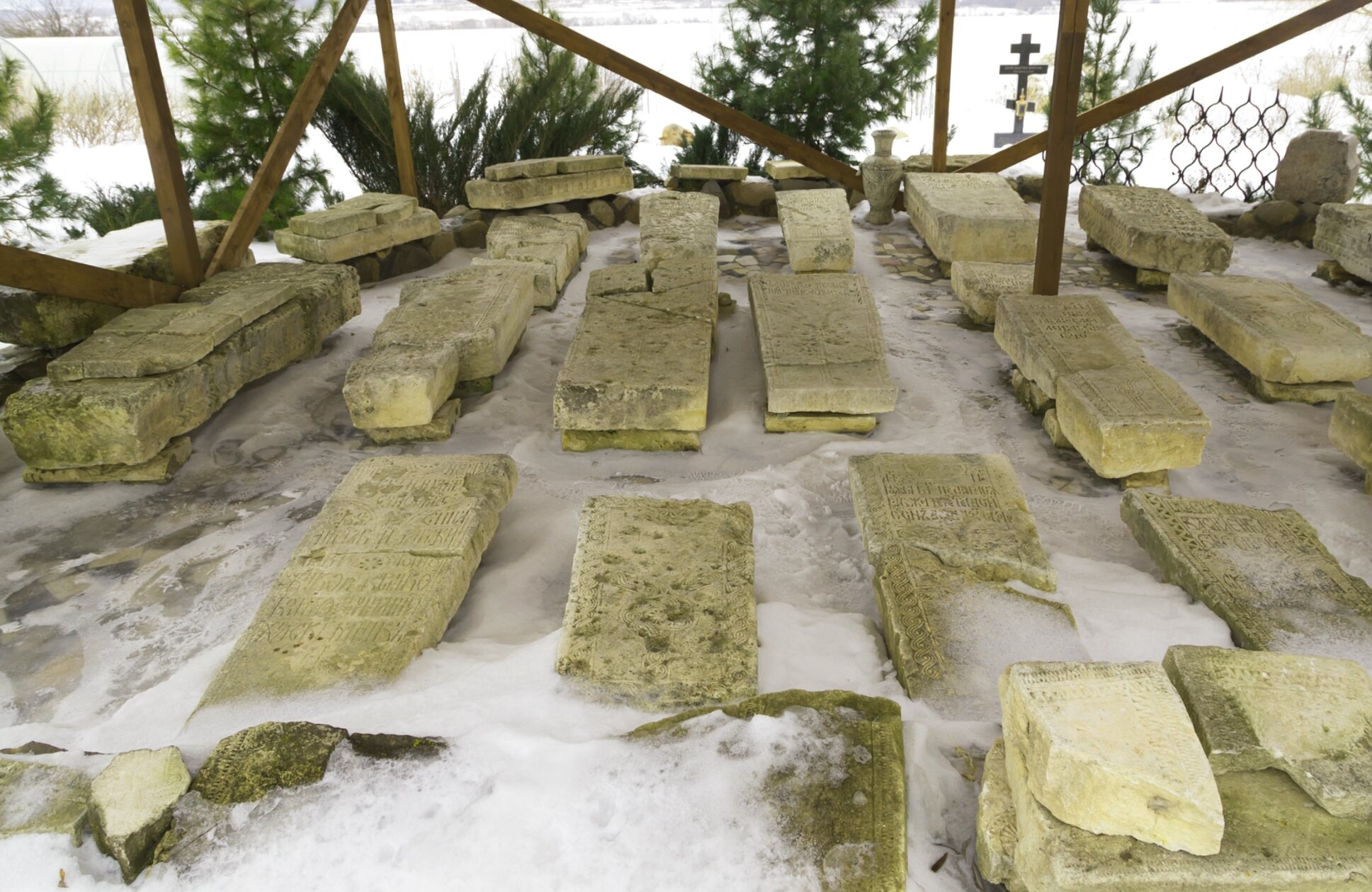 Некрополь Спасо-Преображенского Воротынского монастыря зимой