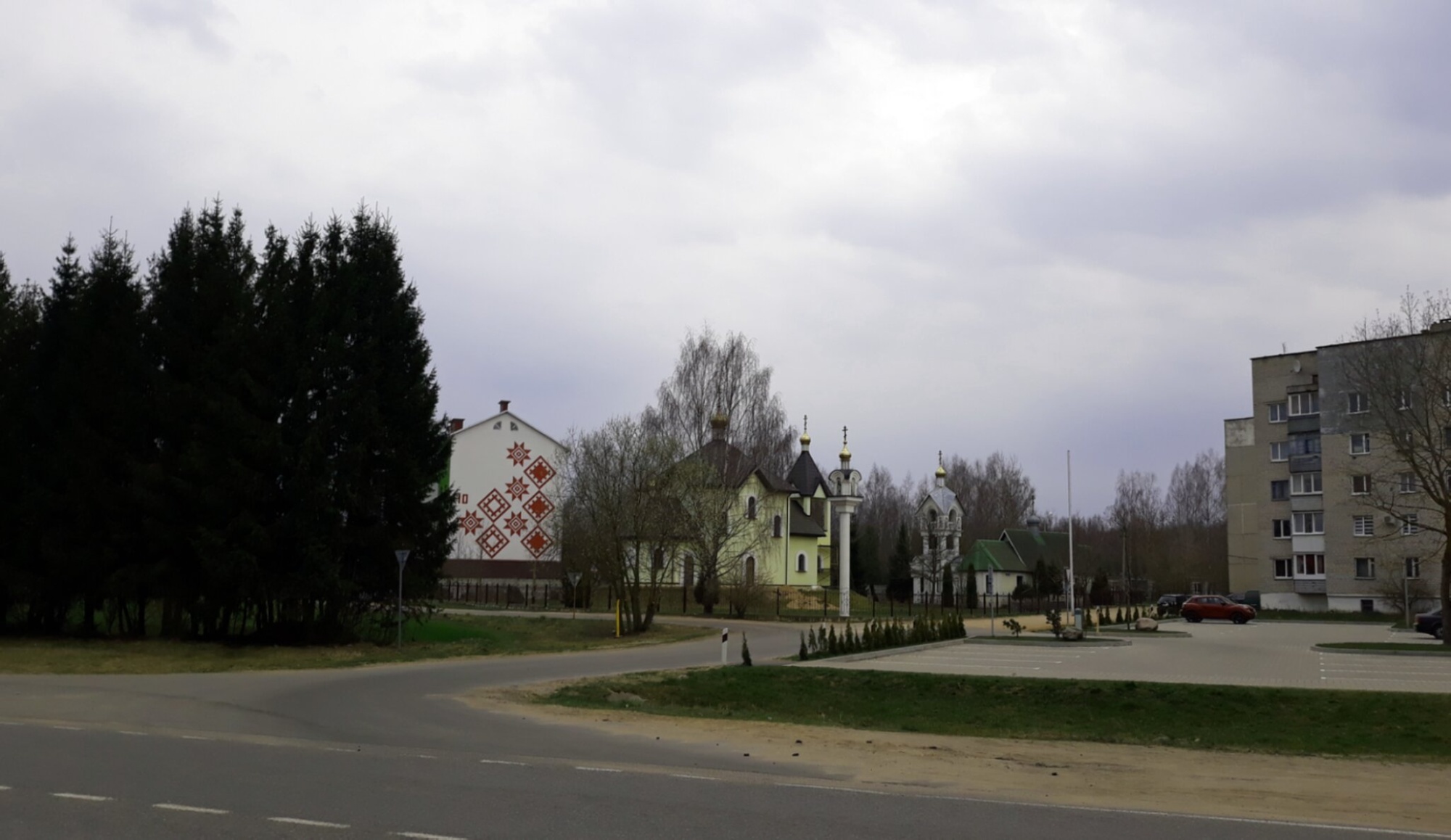 Храм и поселок Энергетик в пасмурный день