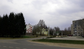 Храм и поселок Энергетик в пасмурный день