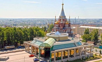 Собор Архангела Михаила и музей Калашникова в Ижевске