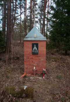 Мемориальный знак на месте церкви Казанской иконы Божией Матери в Мерекюла