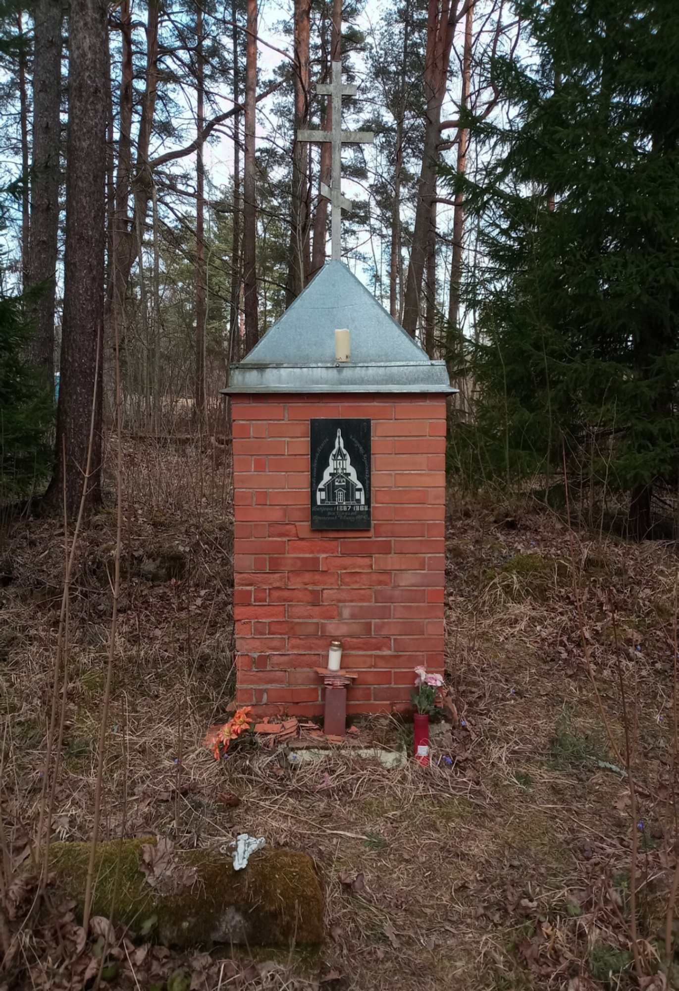 Мемориальный знак на месте церкви Казанской иконы Божией Матери в Мерекюла