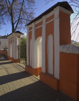 Ограда Сретенского храма в Тихоновой Пустыни