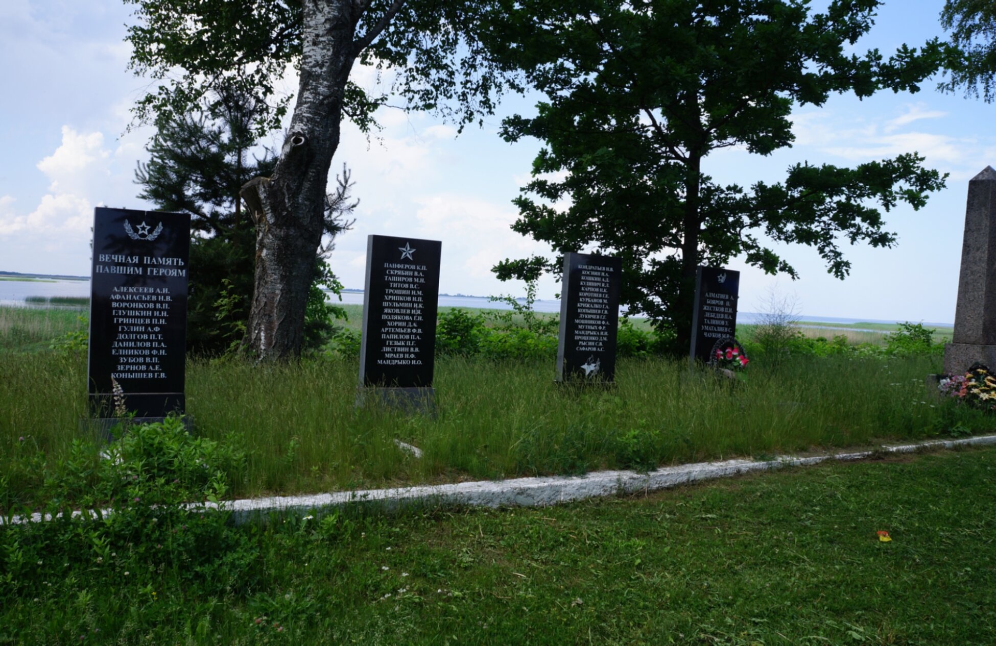 Мемориал павшим героям у Церкви Михаила Архангела в Кобыльем Городище
