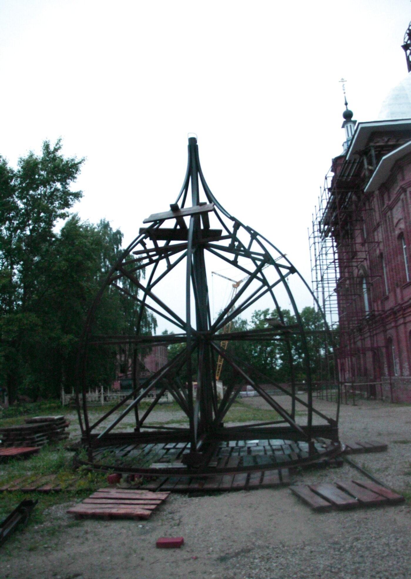 Реставрация Лаврентьева монастыря в Калуге: установка нового купола