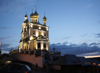 Храм Воскресения Христова в Плёсе - вечерний вид