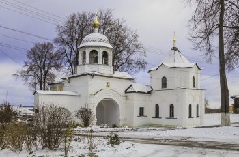 Святые ворота с часовней-колодцем Феодоровского монастыря в Переславле-Залесском