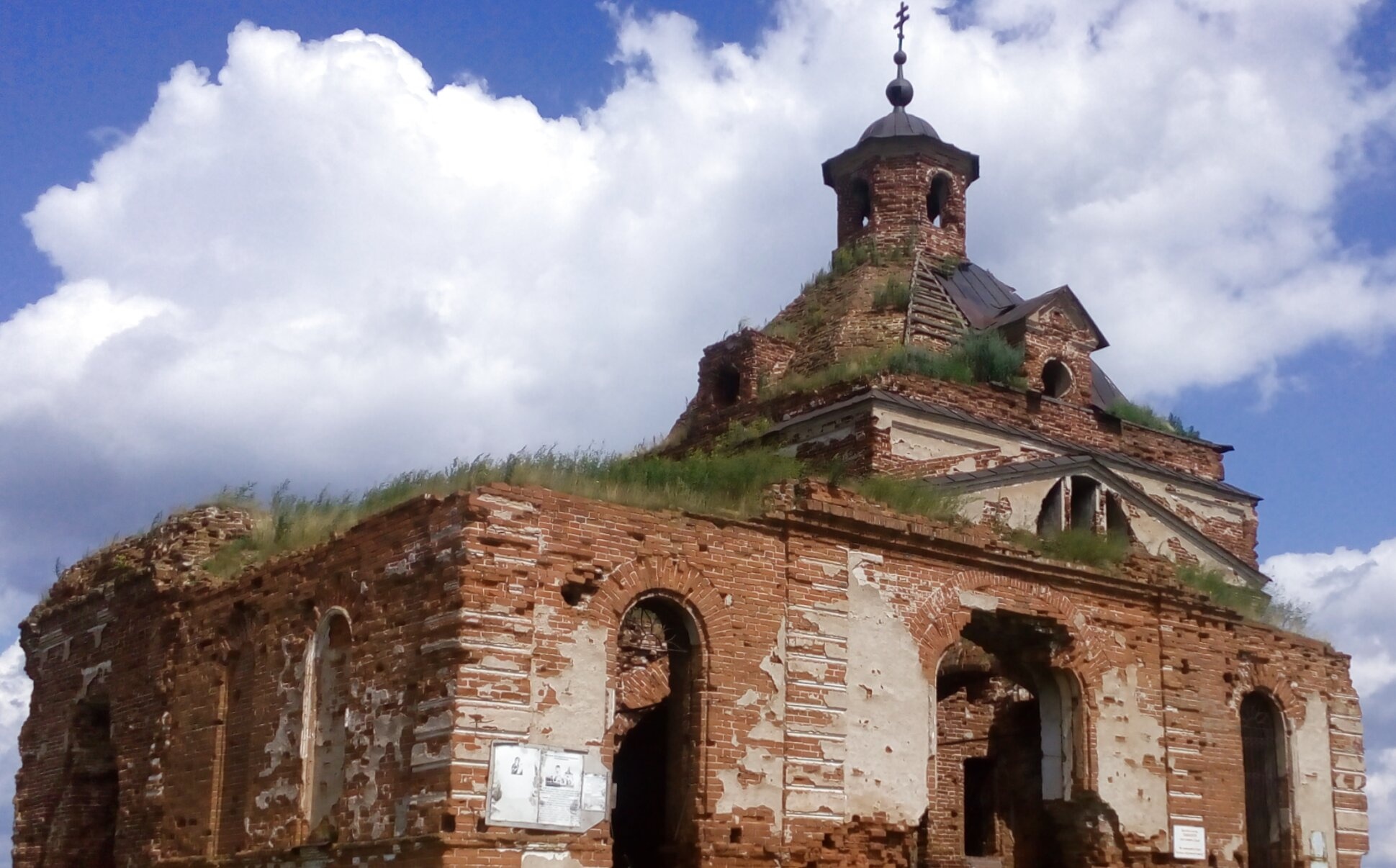 Заброшенная Тихвинская церковь в селе Рыбниковское: фото и описание