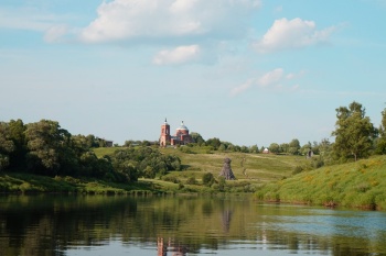 Православный храм в живописном пейзаже Дзержинского района