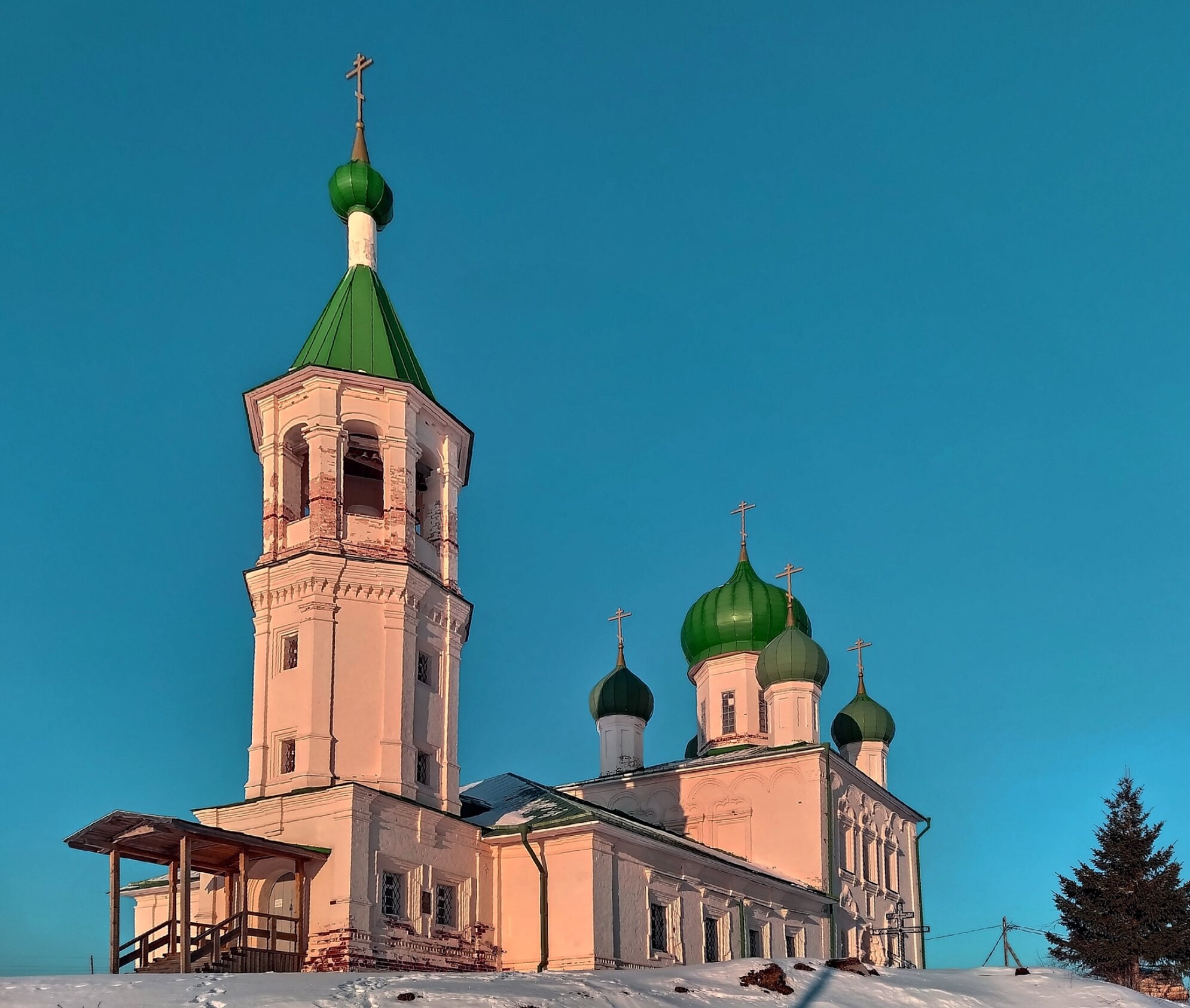 Надвратная колокольня с церковью Святого Духа в Холмогорах