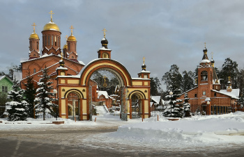 Храм Святых Апостолов Петра и Павла в Ильинском зимой