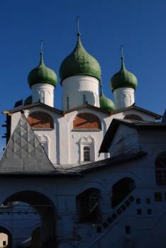 Никольский собор с крыльцом в Николо-Вяжищском монастыре