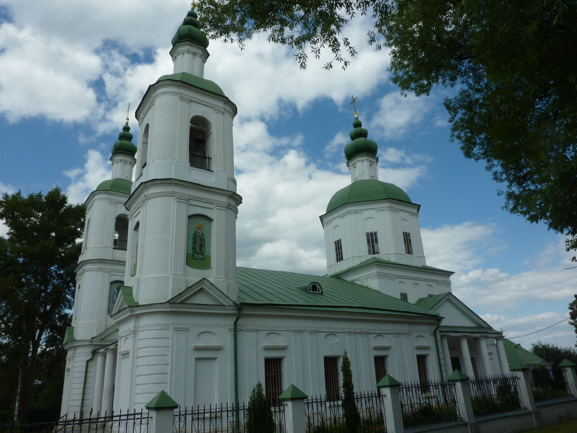 Храм Воскресения Христова в селе Молоди