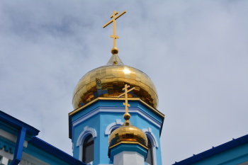Золочёные купола Церкви Рождества Пресвятой Богородицы во Владикавказе