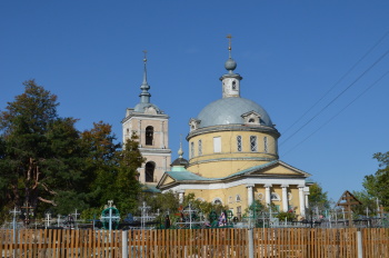 Храм Трех Святителей в селе Белоомут