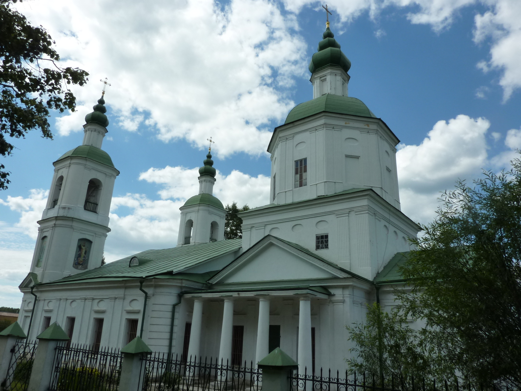 Храм Воскресения Христова в селе Молоди