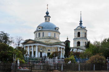 Храм Трёх Святителей в Белоомуте