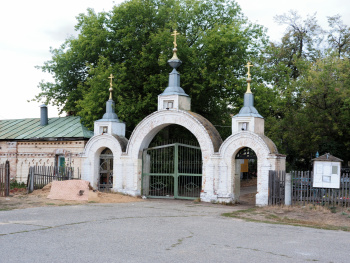 Святые врата Церкви Трёх Святителей в Белоомуте