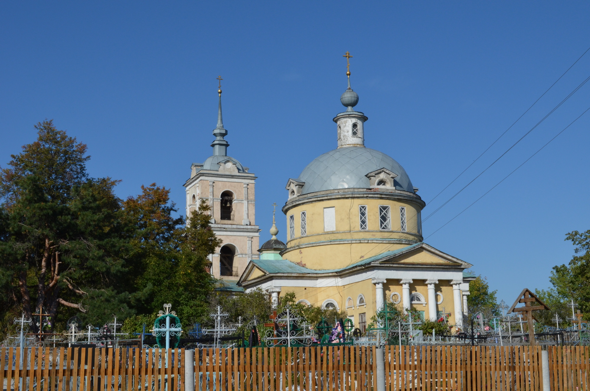 Храм Трёх Святителей в Белоомуте