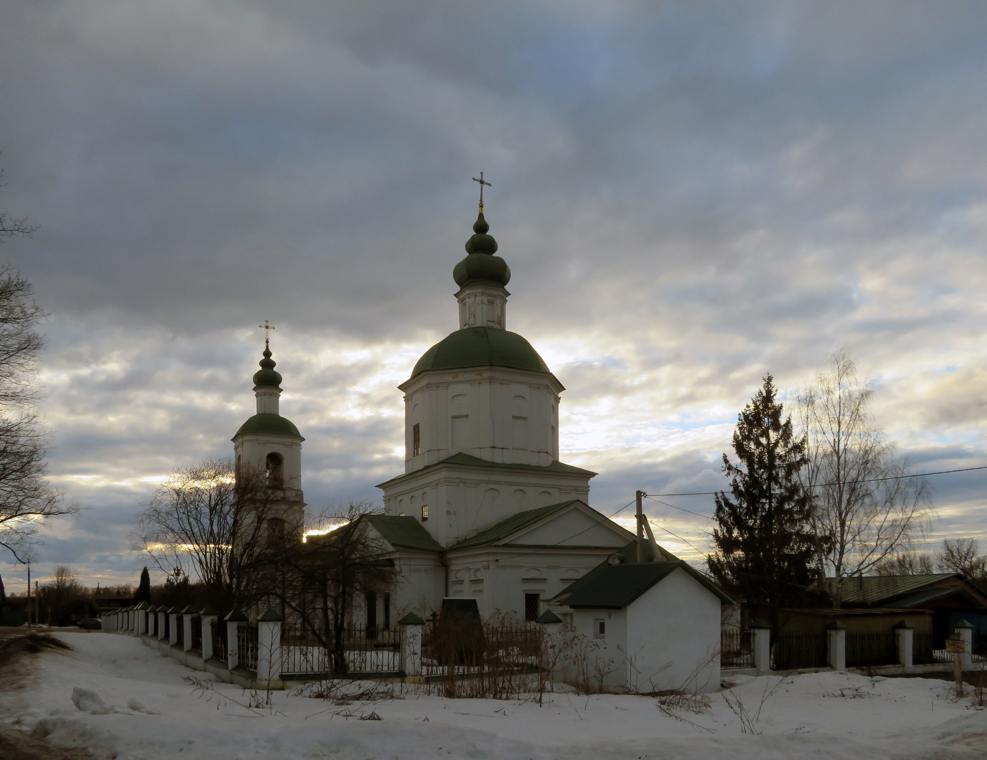 Храм Воскресения Христова в селе Молоди