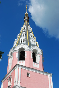 Колокольня Собора Георгия Победоносца за Верхом в Калуге