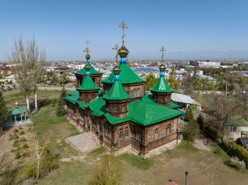 Свято-Троицкая церковь в Караколе: вид с высоты птичьего полёта