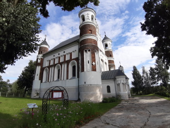 Церковь Рождества Пресвятой Богородицы в Мурованке – храм-крепость