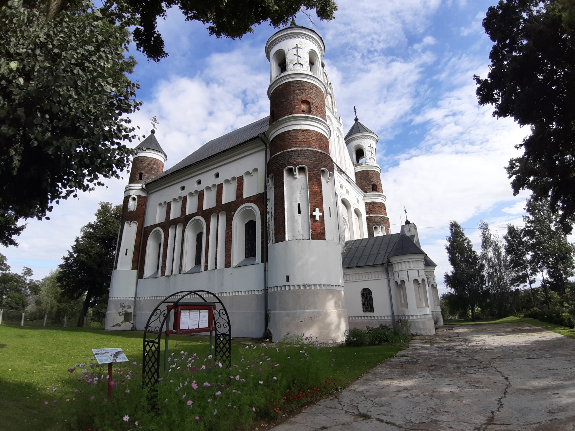 Церковь Рождества Пресвятой Богородицы в Мурованке – храм-крепость