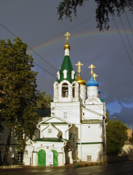 Храм Жён-Мироносиц в Нижнем Новгороде с радугой