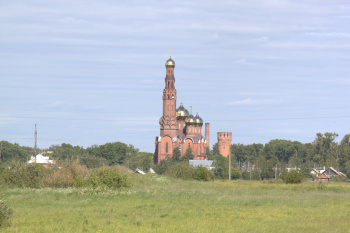 Воскресенский храм в городе Вичуга (Красная церковь)