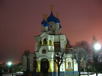 Церковь Покрова Пресвятой Богородицы в Гатчине зимней ночью