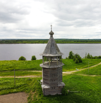 Колокольня Введенской церкви в Пиньгише - памятник деревянного зодчества