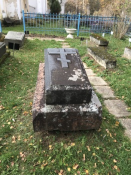Старинное надгробие на кладбище Церкви Усекновения главы Иоанна Предтечи в Козлове