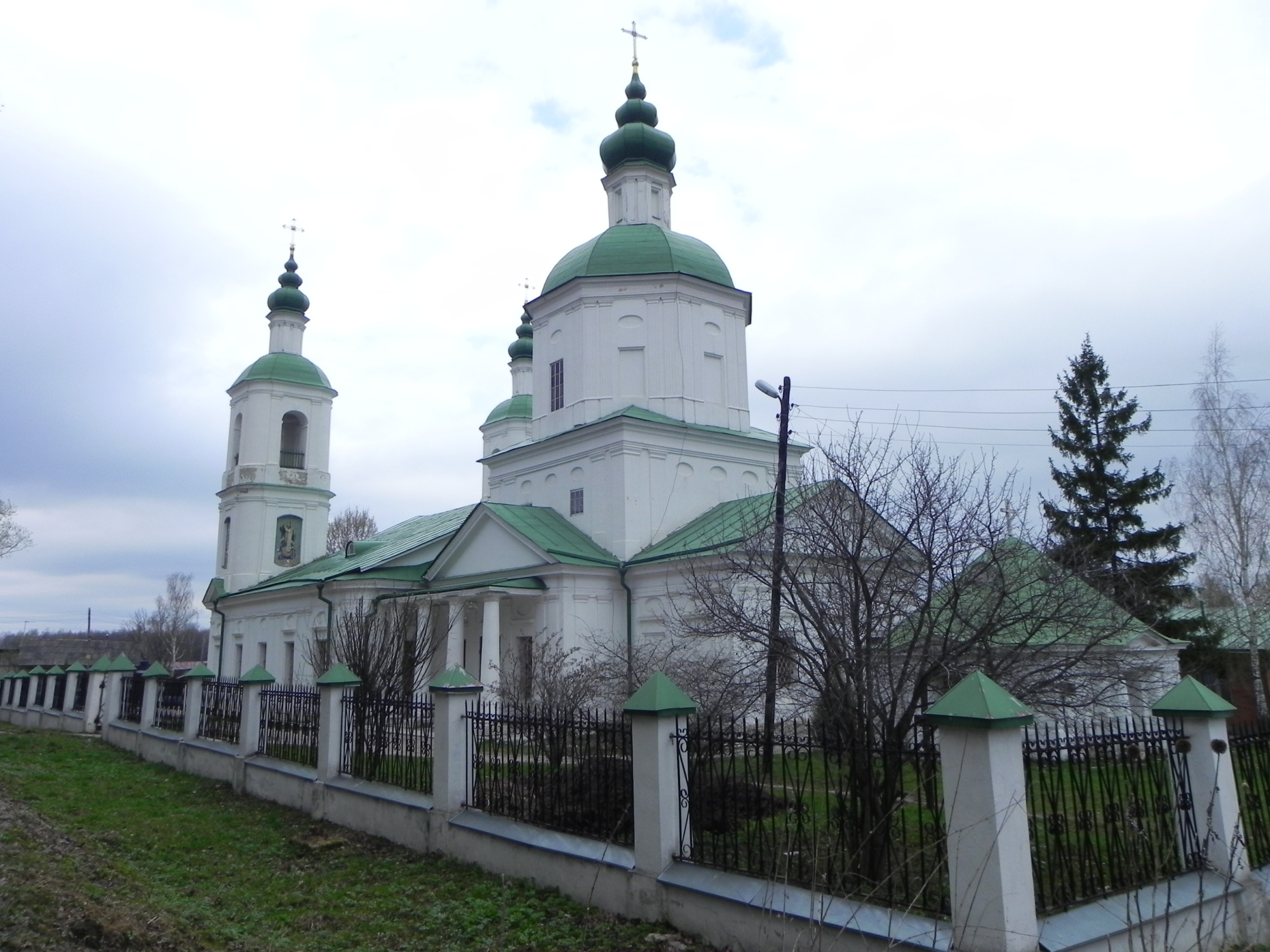 Храм Воскресения Христова в селе Молоди