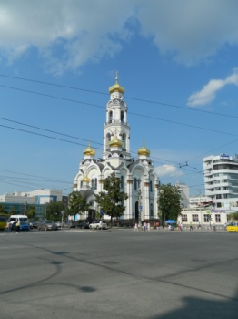 Храм Большой Златоуст и памятник воинам-уральцам в Екатеринбурге