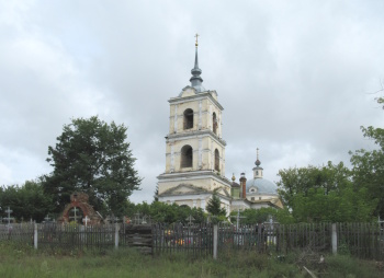 Храм Трёх Святителей в селе Белоомут