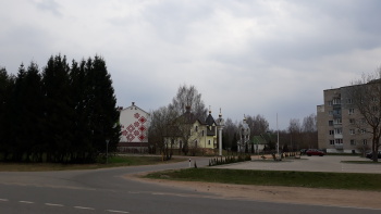 Храм и поселок Энергетик в пасмурный день