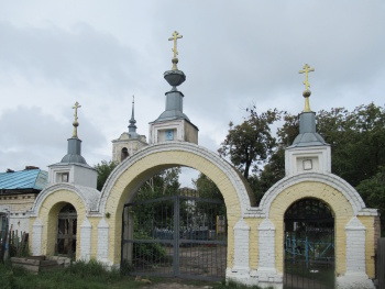 Церковь Трёх Святителей в Белоомуте - архитектура и история