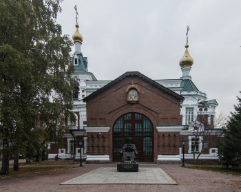 Храм святого Иоанна Предтечи с памятником Святителю Луке в Красноярске