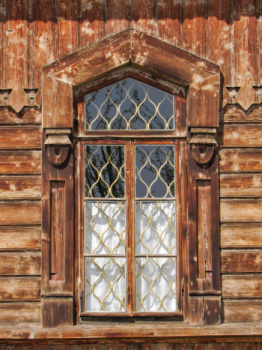 Резное окно Свято-Троицкой церкви в Караколе