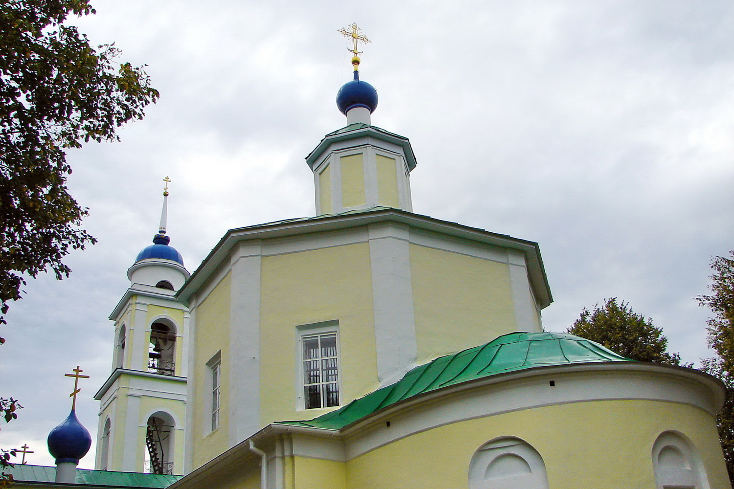 Храм Святых Апостолов Петра и Павла в селе Лужки