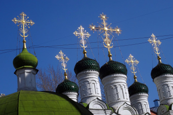 Купола и кресты Церкви Успения Пресвятой Богородицы в Путинках
